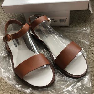 NEVER WORN Steve Madden tan sandals